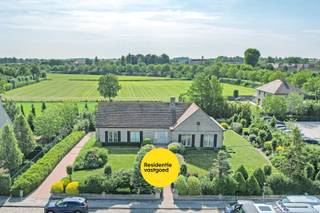 Ruime alleenstaande woning met grote tuin nabij centrum Diksmuide op 1681 m².<br />De woning is ideaal voor wie op zoek is naar ruimte en verzichten, maar toch nabij het centrum van Diksmuide wil wonen.<br />De woning, gebouwd in 1983, is goed onderhouden en straalt een warme, gezellige sfeer uit. De lichtrijke woonkamer met grote raampartijen biedt een mooi zicht op de tuin en zorgt voor een aangename leefruimte. De volledig uitgeruste keuken is praktisch ingericht en biedt voldoende ruimte om gezellig te koken en te tafelen met het gezin.<br />Verder beschikt de woning over drie volwaardige slaapkamers, elk met veel natuurlijke lichtinval en een badkamer met ligbad. De woning is volledig onderkelderd met o.a. 2 garages en veel bergruimtes. Daarnaast is er voldoende parkeergelegenheid op het eigen terrein.<br /><br />Neem voorsprong met een vrijblijvende en gratis schatting van uw eigendom via:<br />http://www.residentievastgoed.be/gratisonlineschatten<br /><br />EPC: E (465 kWh/m²) Interesse? Neem contact op en ontdek het potentieel van deze ruime woning in het hart van Diksmuide.