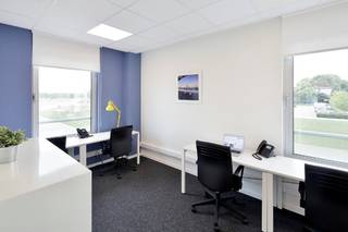 <p>Het center bestaat uit <strong><span>splinternieuwe full-service kantoren</span> <span>inclusief meubilair.</span></strong> Kantoren, dagkantoren, virtueel kantoor, telefoonbeantwoording en postbusadres zijn allemaal beschikbaar.</p><p>Daarenboven beschikt het center ook over verschillende <span><strong>meetingruimtes</strong></span> die telkens kunnen gereserveerd worden. In dit center worden zeer <span><strong>flexible oplossingen </strong></span>aangeboden aan zowel korte als middellange termijn.</p><p>Ook parkeren is mogelijk op<span><strong> vlakbij het gebouw op de regus-parkeerplaatsen</strong></span></p><p><span>De grootste <strong>troeven</strong> van <strong>Regus Kortrijk</strong>:<br />- Op zeer korte termijn beschikbaar<br />- Regus-netwerk<br />- Flexibel contract op maat van de klant<br />- Moderne faciliteiten en technologie<br />- All-in formule zonder zorgen<br />- Receptie-dienst elke dag beschikbaar tijdens de kantooruren.</span></p><p>In de <span><strong>huurprijs is het volgende inbegrepen</strong>: </span><br />- Huur kantoor. 24/24 en 7/7 toegankelijk<br />- Meubilair incl. IP-telefoontoestel<br />​- Mogelijkheid tot plaatsen van maatschappelijke zetel op adres Regus Roeselare<br />- Telefoonabonnement met eigen lokaal nummer<br />- Elektriciteit, water en gebruik airco/verwarming<br />- Telefoonbeantwoording &amp; postbehandeling<br />​- Afvalverwerking<br />- Blokpolis/brandverzekering<br />​- Gratis gebruik van de community meeting room (2u/d tot 4p)<br />- Kosten syndicus<br />- Onroerende voorheffing<br />- Internetverbinding (bekabeld EN WIFI)<br />- Gebruik en onderhoud van sanitaire voorzieningen<br />- Gratis Brusiness World Gold abonnement t.w.v. €59/mnd, voor 1persoon/gehuurd kantoor. Dit verschaft gratis toegang tot de business lounge van alle +3 000 Regus centers wereldwijd.</p><p>​Niet in de huurprijs begrepen:<br />​- Vebruiksgebonden elementen: uitgaande telefoongesprekken, uitgaande poststukken, prints, koerierdienst,..<br />​- Keukenfaciliteiten en onbeperkte koffie (Nespresso) en thee (€30/p/mnd)<br />​- Parkeren op de Regus-parkeerplaatsen aan €75/mnd.</p><p><span>Kantoor 103:</span> 26,2m² - 4 tot 8 personen - 2.409,-€/mnd<br />​<span>Kantoor 210:</span> 14,8m² - 2 tot 4 personen - 1.379,-€/mnd<br />​<span>Kantoor 208:</span> 6,6m² - 1 persoon - 389,-€/mnd </p>