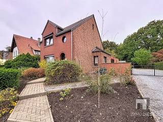 Prachtige woning in Tessenderlo met ruime woonoplossing en praktische buitenruimtes. Deze gezinswoning biedt drie slaapkamers, een...