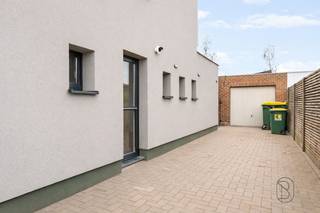 Op zoek naar een ruime woning met oprit, dubbele garage en een zuidgerichte tuin? Dan is deze woning exact wat je zoekt. <br /><br />Bij het betreden van de woning komt u terecht in de inkomhal met praktische berging, gastentoilet en toegang tot de kelder. Van hieruit loopt u door naar de ruime en lichtrijke leefruimte met leefkeuken, die het hart van de woning vormt. Aansluitend bevindt zich nog een handige wasruimte/berging. Via de leefruimte heeft u toegang tot het terras met zonneluifel en de aangename tuin. Op de eerste verdieping bevindt zich de nachthal met ingemaakte kasten, twee volwaardige slaapkamers en een badkamer. De zolderverdieping is reeds voorbereid voor het creëren van twee extra slaapkamers, waarbij zowel elektriciteit als chauffageleidingen reeds voorzien zijn. Daarnaast beschikt de woning over een dubbele garage met driefasige elektriciteit en een oprit.<br /><br />Troeven: HOB, bewoonbare oppervlakte: 178 m², grote renovatiewerken uitgevoerd in 2019 (dak, ramen, gevel, elektriciteit, isolatie, …), gunstig EPC, asbestvrij, regenwaterput, veel bergruimte, dubbele garage + oprit, rustige en aangename buurt.<br /><br />Een woning met een sterke basis en enorm potentieel, waar u zonder zorgen kan starten en verder uw eigen thuis van kan maken.<br /><br />BEZOEKMOMENT 9 MEI VAN 13H-16H, enkel via afspraak met feline@immobeguin.be