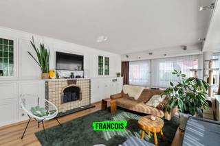 Dit zeer ruime tweeslaapkamerappartement is gelegen in het centrum van Oostende. U heeft alle nodige faciliteiten op wandelafstand, met o.a. winkels, horeca en uiteraard het strand en de zeedijk. <br /><br />Het appartement geniet een logische indeling met een grote inkomhal bij het betreden van het pand. De leefkamer biedt u een aangename woonomgeving dankzij het ruime oppervlak alsook de talrijke raampartijen die het er aangenaam lichtrijk maken. Aanpalend bevindt zich de keuken; dewelke volledig uitgerust is met alle nodige apparatuur en werkruimte. <br /><br />Doorheen het appartement zijn er talloze inbouwkasten voorzien. <br /><br />Achteraan zijn er twee volwaardige slaapkamers. Hier bevindt zich tevens de badkamer met een grote inloopdouche en dubbele lavabo. <br /><br />Tot slot is er nog een balkon beschikbaar. <br /><br />Bent u op zoek naar een volledig instapklaar appartement op wandelafstand van alle faciliteiten in het centrum van Oostende? <br /><br />Aarzel dan niet en neem contact op voor meer info of een afspraak. <br /><br />