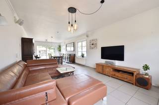 <p><span>Vous recherchez une maison familiale spacieuse, prête à emménager et très bien desservie ? Alors ce petit bijou rural indépendant est exactement ce qu’il vous faut.</span></p><p><span>Située sur un terrain entièrement clôturé</span><span>d'</span><span> </span><span>796 m²</span><span>, cette maison bénéficie d'un emplacement de choix avec un accès facile à</span><span>l'</span><span> </span><span>t</span><span> à</span><span>l'E314 en direction de Louvain et de Bruxelles</span><span>. De plus, un supermarché Okay, une boulangerie, un médecin, une pharmacie et un arrêt de bus se trouvent à quelques minutes à pied.</span></p><p><span>Construite en 1997, la maison offre un agencement bien pensé et de nombreuses possibilités. Depuis le hall d'entrée, équipé de toilettes pour invités, vous accédez au salon lumineux et à la cuisine spacieuse et entièrement équipée, dotée de tous les appareils nécessaires et offrant une vue magnifique sur le jardin aménagé. À côté se trouve un débarras pratique.</span></p><p><span>Au rez-de-chaussée se trouve également une quatrième chambre qui peut tout aussi bien servir de bureau, de cabinet professionnel ou de salle de loisirs.</span></p><p><span>Le premier étage comprend trois chambres spacieuses, une salle de bains, une salle de douche séparée avec WC et un dressing compact. Un escalier escamotable permet d’accéder au vaste grenier, qui peut être aménagé en chambre supplémentaire, salle de jeux ou atelier de loisirs.</span></p><p><span>Le jardin, aménagé et clôturé, vous garantira sans aucun doute de nombreuses soirées d’été agréables. L’abri de jardin en maçonnerie constitue une véritable valeur ajoutée en tant qu’espace de rangement supplémentaire.</span></p><p><span>Atouts :</span></p><ul><li><span>Maison individuelle sur un terrain de 796 m²</span></li><li><span>4 chambres, dont 1 au rez-de-chaussée</span></li><li><span>Grand grenier offrant des possibilités d’agrandissement</span></li><li><span>Classe énergétique C, facilement amenable à la classe B</span></li><li><span>Panneaux solaires de 3 900 WP installés en 2020</span></li><li><span>Installation électrique conforme</span></li><li><span>Sans amiante</span></li><li><span>Jardin entièrement clôturé et bien entretenu</span></li><li><span>Très bien desservie et à proximité de toutes les commodités quotidiennes</span></li></ul><p><span>Cette maison bien entretenue allie espace, confort et emplacement exceptionnel ; c'est le foyer idéal pour les familles ou pour ceux qui souhaitent concilier vie privée et vie professionnelle.</span></p><p><span> </span></p><p><span>Intéressé(e) ? Contactez-nous dès aujourd’hui pour organiser une visite et découvrez par vous-même tous les atouts de cette magnifique maison via Dupont Vastgoed au 015 15 15 15</span></p><p><span> </span></p>