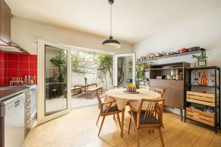 <p><span> </span></p><p><span>Op zoek naar een warme thuis in de stad, met karakter én ruimte? In deze rustige, opkomende buurt tussen Park Spoor Noord en het Rivierenhof woon je heerlijk centraal, omringd door jonge gezinnen, leuke buurtwinkels en pleintjes. Deze charmante woning combineert licht, authenticiteit en een praktische indeling met een gezellige stadstuin als extra troef.</span></p><p><span> </span></p><p><span>Charmant &amp; lichtrijk wonen</span></p><p><span>Binnenkomen doe je via een ruime inkomhal met prachtige cementtegels en een originele trap die meteen de toon zet. De hoge plafonds en sierlijke moluren zorgen voor een open en elegante sfeer die je doorheen de hele woning voelt.</span></p><p><span>Vooraan bevindt zich de leefruimte, een aangename plek waar het daglicht rijkelijk binnenvalt. Dankzij de zuidgerichte oriëntatie en de vele ramen voelt het hier altijd licht en luchtig aan. De warme plankenvloer en de open connectie met de keuken maken dit tot een gezellige plek om te ontspannen of gasten te ontvangen.   Deze keuken is praktisch ingericht met een donker houten look en een natuurstenen werkblad. Hier kook je met plezier, terwijl er nog voldoende plaats is voor een eettafel. Via de dubbele glazen deur wandel je zo naar buiten.</span></p><p><span>De stadstuin is een echte bonus: zuidgericht, onderhoudsvriendelijk en met een charmant groen accent dankzij de begroeiing. Ideaal voor lange zomeravonden of een rustige koffiepauze in de zon.</span></p><p><span> </span></p><p><span>Ruimte voor het hele gezin</span></p><p><span>Op de tussenverdieping vind je een apart gastentoilet met natuurlijk licht – altijd handig.</span></p><p><span>De eerste verdieping voelt ruim en comfortabel aan. Vooraan ligt een grote slaapkamer met hoge plafonds, een mooie, witmarmeren sierschouw en grote ramen. Aansluitend bevindt zich een tweede kamer die perfect kan dienen als dressing, bureau of kinderkamer.</span></p><p><span> </span></p><p><span>De badkamer is verrassend groot en volledig uitgerust: een ligbad, inloopdouche, dubbele lavabo, tweede toilet én plaats voor was- en droogmachine. Hier start en eindigt je dag in alle comfort.</span></p><p><span>Nog een verdieping hoger wachten twee extra slaapkamers, beide volwaardig en aangenaam licht. Achteraan heb je bovendien toegang tot een ruim, zonnig dakterras (niet vergund), waar je in alle rust van de zon geniet.</span></p><p><span>Extra bergruimte nodig? De droge kelder van zo’n ca 32 m² biedt meer dan voldoende plaats.</span></p><p><span> </span></p><p><span>Levendige buurt met alles dichtbij</span></p><p><span>Hier woon je rustig, maar nooit afgezonderd. Op wandel- of fietsafstand liggen zowel Park Spoor Noord als het Rivierenhof – ideaal voor sport, ontspanning of een picknick in het groen. Winkels, scholen en openbaar vervoer zijn vlot bereikbaar, en ook de Ring ligt vlakbij. Een locatie die het beste van stad en buurtgevoel combineert.</span></p><p><span> </span></p><p><span> </span></p>