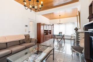<p><strong>Gesloten gezinswoning met vijf slaapkamers, tuin en garage in Diegem.</strong><br /><br />Deze woning combineert een praktische indeling met een centrale ligging in een residentiële omgeving nabij belangrijke invalswegen. Dankzij de vijf slaapkamers biedt deze woning tal van mogelijkheden voor grote gezinnen, thuiswerk of hobbyruimtes.<br />De woning beschikt over een EPC-label C en biedt hierdoor een aangenaam en energiezuinig wooncomfort. De ruime tuin van 160 m² vormt een extra troef voor wie graag geniet van het buitenleven. Daarnaast bevinden winkels, scholen en openbaar vervoer zich in de nabije omgeving.<br />Een ideale gezinswoning met ruimte, comfort en een uitstekende bereikbaarheid.<br /><br /><u><strong>Belangrijkste ruimtes:</strong></u><br />• Inkomhal met toegang tot de verschillende leefruimtes<br />• Woonkamer (25 m²) met aangename leefruimte<br />• Keuken (6,3 m²) met praktische indeling<br />• Wasplaats (5,5 m²)<br />• 5 slaapkamers, waaronder een ruime slaapkamer van 14,5 m²<br />• 2 badkamers<br />• Garage (18,2 m²)<br />• Kelder (7,3 m²) voor extra stockage<br />• Tuin van 160 m²<br /><br /><u><strong>Troeven:</strong></u><br />• Vijf slaapkamers met veel mogelijkheden voor gezinnen of thuiswerk<br />• Gunstig EPC-label C<br />• Centrale ligging in Diegem nabij invalswegen en voorzieningen<br /><br />Meer informatie of een bezoek met Margaux Mulkers? Contacteer ons via +3223351115<br />JOUW DROOMHUIS. ZO GEVONDEN!</p>
