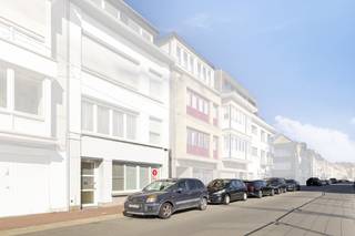 Ontdek dit instapklare gelijkvloers appartement te koop in het bruisende centrum van Heist. Het gebouw is de laatste jaren grond gerenoveerd, met onder andere een recent geschilderde voorgevel en nieuwe geïsoleerde achtergevel en dak uit 2024. Binnenin geniet u van een nieuwe vloer en frisse schilderwerken. Het appartement ligt centraal in Heist, op wandelafstand van alle nodige voorzieningen, station van Heist en het nieuwe project Hoost. Het strand van Heist is eveneens vlakbij. Het appartement beschikt over een uniek en zeer ruim zonneterras dat volledig privatief is. Ideaal voor wie extra buitenruimte wenst te hebben. Tevens beschikt het appartement over de nodige fietsberging, privé kelderberging en bijkomende opslagruimte in het pand. Indeling:- inkomhal met gastentoilet- lichtrijke leefruimte met eetkamer- volledig geïnstalleerde keuken- doucheruimte- 2 volwaardige slaapkamers met toegang tot terras van 68m²- bijkomende opslagruimte op de bovenste verdiepingBent u op zoek naar vastgoed aan de kust?Ideaal aanbod voor wie op zoek is naar een appartement te Knokke-Heist.Wenst u meer informatie of een bezoek? Neem gerust contact op met onze vastgoedexpert Arne Reubens via +32 472 186 304 of arne.reubens@dewaele.com
