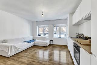 <p>TOPPER! - <strong>epc A</strong> - Nabij het centrum van Ninove bevindt zich dit instapklaar en energetisch appartement(+/- 76 m²). Het EPC heeft label A. Het gebouw werd in 2009 en 2026 verbouwd en verkeert in nieuwe staat. Winkels, scholen en openbaar vervoer bevinden zich op een steenworp. Het appartement bevindt zich op het <strong>eerste verdiep</strong> en omvat een inkomhal, living met salon en eetplaats, een <strong>splinternieuwe keuken</strong>, een slaapkamer en een vernieuwde badkamer. Er is een <strong>mogelijkheid tot aankoop ruime kelderberging</strong>. Warmtepomp (lucht-lucht) - Buitenschrijnwerk in PVC met dubbele beglazing - Elektriciteit conform - Geen lift aanwezig.</p>