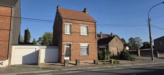 <u><strong>PLUSPUNTEN:</strong></u><br />+ TOP-ligging<br />+ Veel potentieel<br />+ Onderhoudsvriendelijke tuin<br /><br />Deze woning biedt een uitstekende kans voor wie een ruim pand zoekt dat volledig naar eigen smaak gerenoveerd kan worden. Gelegen in een residentiële buurt, met een vlotte verbinding naar zowel Hasselt als Sint-Truiden, combineert deze halfopen bebouwing het beste van twee werelden: de rust van landelijk wonen en de nabijheid van stadsvoorzieningen.<br /><br /><u><strong>INDELING:</strong></u><br />De woning, gebouwd in 1935, heeft een bruikbare oppervlakte van 139m² en bestaat uit drie verdiepingen. Hoewel het pand te renoveren is, biedt de solide basisstructuur veel potentieel om het om te vormen tot een prachtige gezinswoning.<br /><br />Bij binnenkomst tref je een praktische indeling met een ruime woonkamer met aansluitend een grote keuken. De badkamer bevindt zich eveneens op het gelijkvloers. De aanpalende garage zorgt voor extra comfort, wel zo handig voor extra opslagruimte en makkelijk parkeren. Zo staat je wagen altijd veilig en droog binnen. <br /><br />Op de eerste verdieping bevinden zich 2 degelijke slaapkamers. Nood aan meer ruimte? Via een vaste trap kom je op de 2de verdieping waar een grote zolder wacht om omgetoverd te worden tot master bedroom, gastenkamer, kantoor- of hobbyruimte. <br /><br />De woning beschikt daarnaast over een kelder van 20m², wat voldoende opslagmogelijkheden biedt en bijdraagt aan de functionele ruimte in de woning.<br /><br />De tuin biedt nodigt uit tot het creëren van een rustige buitenruimte, waar je kunt genieten van de groene omgeving. <br /><br />Scholen en dagelijkse voorzieningen zoals winkels, restaurants en ontspanningsmogelijkheden bevinden zich allemaal binnen een straal van 5 kilometer. In het nabijgelegen Domein Nieuwenhoven is één van de hotspots om te wandelen, fietsen en tot rust te komen. <br /><br />Kortom, deze woning biedt een ideale kans voor wie op zoek is naar een groot pand met veel potentieel in een residentiële, maar goed bereikbare omgeving. <br /><br /><u><strong>CONTACT:</strong></u><br />Zie jij ook al het potentieel van deze woning?<br />Contacteer mij voor meer info of een vrijblijvende bezichtiging via 0475/47.44.50.<br /><br /><em>De vermelde oppervlaktes zijn slechts indicatief. Katrien Wouters - creating IMMOtions kan niet verantwoordelijk gesteld worden voor de juistheid van de aan haar verstrekte gegevens.  </em>