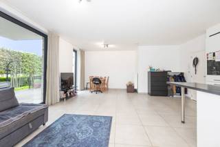Situé au fond d’un clos, dans une petite copropriété, cet appartement récent offre un cadre de vie paisible tout en bénéficiant d’un accès rapide...