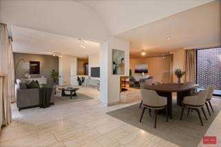 Riant 3 slaapkamer appartement gelegen in één van de sfeervolste straatjes in het centrum van Turnhout aan het Driezenpleintje. <br />De ruime inkomhal met vestiaire en gastentoilet geven via de gefumeerde glazen deuren toegang tot een zeer ruime leefruimte van ca.100m². <br />Sfeervol ingedeeld in twee salons waarvan één op parketvloer voorzien van een stijlvolle openhaard en nog een ruimte voor de eetkamer op travertin vloeren. <br /><br />Vooraan het appartement bevind zich het eerste zuid georiënteerd terras. Volledig geïnstalleerde moderne keuken voorzien van kwaliteitstoestellen van Miele met berging en wasruimte. De ruime hoofdslaapkamer beschikt over haar eigen ruime inloopdressing en een gerieflijke ruime badkamer voorzien van een ligbad, douche, dubbele wastafelmeubels, bidet en toilet. <br />Naastgelegen vinden we een logeerkamer gelegen aan een groot afgesloten achtergelegen dakterras met tuinberging. De riante nachthal beschikt over een praktische bureauhoek en geeft toegang naar nog een tweede riante logeerkamer met naastgelegen ruime badkamer voorzien van ligbad, toilet en dubbel wastafelmeubel. Dit uitzonderlijk groots en stijlvol appartement van ca.290m² kent een zeer aangename indeling waardoor alle leefruimtes sfeervol aanvoelen en een uniek woonkader vormen voor haar bewoners. <br /><br />Ondergrondse kelderberging mee inbegrepen. Optioneel ondergrondse staanplaats aan te kopen aan 15.000 euro ofwel een dubbele staanplaats aan 22.500 euro.