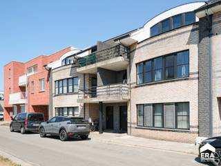 <p><strong>Ruim en energiezuinig appartement met 2 slaapkamers, 2 terrassen en carport.</strong></p>

<p>Op de eerste verdieping van een verzorgd appartementsgebouw met lift bevindt zich dit instapklare appartement van <strong>108m²</strong>. Dankzij de lichtrijke leefruimte, de praktische indeling en de <strong>twee terrassen</strong> geniet u hier van optimaal wooncomfort. Het ruime <strong>hoofdterras van ca. 25m²</strong> aan de achterzijde biedt alle rust en privacy. Verder beschikt het appartement over een keuken, 2 volwaardige slaapkamers, badkamer, apart toilet en wasruimte. De <strong>private parkeerplaats (carport)</strong> achteraan het complex is inbegrepen. Met een <strong>EPC-label A</strong>, een <strong>conforme elektrische keuring</strong> en een <strong>asbestveilig attest</strong> bent u verzekerd van een energiezuinige en zorgeloze aankoop. Het appartement wordt sinds 2024 verhuurd aan zeer zorgzame en correcte huurders, wat het eveneens interessant maakt als investering. Bekijk zeker ook het <strong>indelingsplan</strong> voor een duidelijk overzicht van de praktische indeling. </p>

<p> </p>