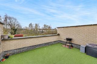 DUPLEXAPPARTEMENT MET 2 SLAAPKAMERS TE HELCHTEREN<br /><br />Dit duplexappartement is gelegen op een rustige locatie vlakbij het centrum van Helchteren met een goede bereikbaarheid naar winkels, scholen, restaurants en de oprit van de E314. Het appartement is gelegen in een kleinschalige residentie ( zonder lift ) met lage, gemeenschappelijke, maandelijkse kosten.<br /><br />Op de eerste verdieping beschikt u over een ruim leefgedeelte opgedeeld in een zithoek, eetruimte aan de achterzijde met toegang tot het ruime, zuidelijk georiënteerde terras. Voorts zijn er nog een keuken, wasplaats/berging, een inkomhal en een gastentoilet.<br /><br />De eerste verdieping heeft op haar beurt een nachtgang, een badkamer en 2 slaapkamers te bieden. Uw wagen kan u stallen op uw ondergrondse autostaanplaats en bergruimte is voorzien in uw privatieve kelderberging of op uw zolderberging.<br /><br />Enkele TROEVEN van dit appartement opgelijst:<br /><br />+ Energiezuinig: EPC is slechts 125 / label B<br />+ Elektriciteit is goedgekeurd<br />+ Ideale investering: appartement is reeds verhuurd<br />+ Duplexappartement 104 m² met 2 slaapkamers<br />+ Ruim, zuidelijk georiënteerd terras<br />+ Autostaanplaats + kelderberging inbegrepen<br />+ Private zolderberging 27 m²<br />+ Slechts 50 euro/maand gemeenschappelijke kosten<br /><br />Kortom, een rustig gelegen, energiezuinig appartement met een ruim terras! Meer info? Contacteer Maarten Delbroek via maarten@vestio.com of bel naar 0471/034804.<br />