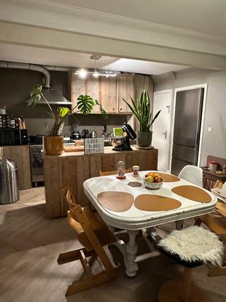 Een charmant rijhuis met 3 slaapkamers in de zeer gegeerde Vredewijk met gezellige Baravan.<br />Verbouwd en met een mooie EPC B. Betonnen vloeren. Tevens is de elektriciteit conform, is het asbestvrij en is er net een nieuwe hogerendementsketel geplaatst.<br />Dankzij de uitstekende ligging vlakbij Hove dorp, Edegem, Kontich en Mortsel, woon je hier centraal en toch rustig met handige winkels. Naast de fietsostrade F1, meerdere treinstations en verschillende scholen in de directe omgeving, is er ook een wijkschooltje net achter de hoek en een laadpaal in de straat. Als kers op de taart ligt het pand vlakbij de autosnelwegen E19 en E313.<br />Indeling :<br />Gelijkvloers : inkomhal met authentieke elementen met rechtstreeks zich op de tuin, ruime lichtrijke living met open keuken, grote raampartijen zorgen voor veel licht en een prachtig zicht op de ZW gerichte tuin.<br />Een groot gezellig steigerhouten terras 32m2 met daarachter nog een prachtige tuin wijd genoeg met mooi groen zicht en steigerhouten tuinhuis. Bovendien is de tuin ook bereikbaar via een zijpoort wat heel handig als extra opslagruimte voor fietsen, vuilnisbakken en tuinmateriaal.<br />Er is een vergunning afgeleverd voor een achterbouw, de betonplaat en aansluitingen liggen klaar onder het houten terras.<br />Verdieping: 2 grote slaapkamers en 1 kinderkamer, een badkamer met dubbele lavabo een bad met douche en een toilet.<br />Kelder:<br />Een droge kelder biedt extra opbergruimte en is voorzien van aansluitingen voor wasmachine en droogkast.<br /><br />Troeven:<br />Heel centraal gelegen<br />Gerenoveerd<br />ZW tuin met groot terras 32m2<br />EPC B met zonnepanelen<br />Rustige woonwijk