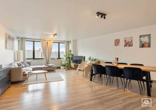 <p><span>Tirlemont : Appartement moderne de 2 chambres à coucher récemment rénové</span></p><p><span> </span></p><p><span>Cet appartement spacieux de 101 m² récemment rénové est situé au cœur de Tirlemont et offre tout ce dont vous avez besoin pour vivre confortablement. L'appartement est situé au quatrième étage, qui est également l'étage le plus élevé. </span></p><p><span>Nous entrons dans l'appartement par un hall d'entrée spacieux, qui donne accès à la salle de séjour lumineuse et à la cuisine rénovée attenante. De l'autre côté de l'appartement se trouvent deux chambres spacieuses dont la chambre principale a également accès à une terrasse orientée vers l'est. La salle de bains a été récemment rénovée et équipée d'une douche agréable. </span></p><p><span>Pour compléter l'appartement, il y a également un débarras au sous-sol et 2 places de parking (l'une derrière l'autre). </span></p><p><span>Vous êtes à la recherche d'un appartement spacieux dans le centre de Tirlemont ? Ne cherchez pas plus loin et prenez rendez-vous dès aujourd'hui ! </span></p><p><span> </span></p>