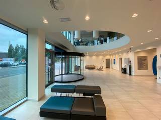 Phenomenally located office of 625 m² on the second floor for rent in the prestigious ‘Blue Towers’ office building in Ghent. This unique building enjoys a strategic location close to the R4 and the cloverleaf motorway, guaranteeing excellent accessibility. <br /><br />The ready-to-use offices have a functional layout and are state-of-the-art. Thanks to the large windows, the space is bathed in natural light, which not only creates a pleasant working atmosphere but also offers impressive views of the surrounding water. The prestigious ‘Blue Towers’ office building exudes class and professionalism and boasts BREEAM Excellent certification, a recognition of sustainability and energy efficiency.<br />Besides the comfort of the workspace, the parking ratio is also a big plus.<br /><br />This location is a godsend for companies that value accessibility, appearance and a professional environment. Do not hesitate to contact PANORAMA B2B GENT KANTOREN for additional technical details, detailed plans or a no-obligation site visit via 09 225 09 02.