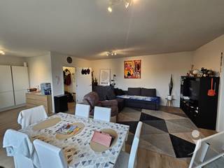 <p><span>Appartementen met rustige ligging in een autoluwe wijk aan het centrum van Aarschot.</span></p><p><span>Dit appartement is volledig gerenoveerd in 2022 op de ramen na, deze zijn eind 2024 geplaatst.</span></p><p><span>het appartement heeft een ruime leefruimte met een terras van 3m², in de nieuwe open keukens is veel kastruimte alsook een oven, kookplaat, koelkast, diepvriezers en spoelbak. Er is tevens plaats voorzien voor een afwasmachine te plaatsen.</span></p><p><span>De badkamer is voorzien van een wastafel met meubel, wc, douche en mogelijkheid tot plaatsen van een wasmachine.</span></p><p><span> </span></p><p><span>Het appartement heeft 1 mooie en ruime slaapkamer.</span></p><p><span>Parking voor de deur.</span></p><p><span> </span></p><p><span>dit appartement is beschikbaar vanaf 31/10. </span></p><p><span>Het EPC attest is van 2022, echter zijn er sinds december 2024 ook nieuwe ramen met hoogrendement dubbel glas en een UV filter. De EPC score zal dus nog gunstiger zijn naar verbruik.</span></p><p><span>50 euro voorschot op gemeenschappelijke lasten. ( poetsploeg, lift, verbruik gemeenschappelijke delen)</span></p><p><span>verwarming op elektriciteit. De EPC is gunstig door de goede isolatie van het gebouw.</span></p><p><span>Dit gebouw is voorzien van een lift.</span></p><p><span> </span></p><p><span>Interesse?</span><span> Vraag uw bezoek aan via onze website!</span></p>