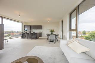 Dit appartement maakt deel uit van het nieuwbouwproject 'Residentie Vue' te Veurne.<br />Alle appartementen hebben een energiezuinig karakter met een E-peil van maximum 30. Ze beschikken onder andere over vloerverwarming, ventilatiesysteem D en worden verwarmd door middel van een geothermische warmtepomp. <br /><br />Het appartement bevindt zich op de derde verdieping en werd op plan ingedeeld als volgt:<br />Inkom, toilet, berging, lichtrijke leefruimte, zuid gericht terras met zicht op de gemeenschappelijke binnentuin, extensief groendak, open keuken, bergruimte, 2 slaapkamers en 1 badkamer. <br /><br />Mogelijkheid tot aankoop van autostaanplaats, afgesloten garage en/of kelderberging in het ondergronds complex. <br /><br />Appartement: 95,39 m²<br />Terras: 11,33 m²