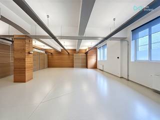<p><span>WE INVEST Bruxelles-Europe biedt dit polyvalente </span><strong><span>professionele pand van ±195 m²</span></strong><span> te huur aan, ideaal gelegen in de Trooststraat in Schaarbeek.</span></p>
<p><span>Deze ruimte is bijzonder geschikt voor een onderneming die op zoek is naar </span><strong><span>kantoren in Schaarbeek</span></strong><span>, een atelier, technische ruimte, creatieve studio of professionele werkruimte.</span></p>
<h3><span>Een flexibele ruimte van ±195 m²</span></h3>
<p><span>Het pand bestaat momenteel uit:</span></p>
<ul>
<li><span>een ruime open space;</span></li>
<li><span>een vergaderruimte;</span></li>
<li><span>een data-/videoruimte met server;</span></li>
<li><span>een keuken-/laboratoriumruimte met afzuigkap;</span></li>
<li><span>verschillende opslag- en bergruimtes;</span></li>
<li><span>sanitaire voorzieningen;</span></li>
<li><span>een technische ruimte.</span></li>
</ul>
<p><span>De indeling is bijzonder flexibel. Dankzij de bestaande scheidingswanden kunnen verschillende werkruimtes worden gecreëerd. Bijkomende wanden kunnen worden geplaatst volgens de behoeften van uw onderneming.</span></p>
<p><span>Dankzij de afzuiging en de indeling is de ruimte geschikt voor onder meer een </span><strong><span>atelier, licht laboratorium, technische activiteit of creatieve activiteit</span></strong><span>, afhankelijk van het beoogde gebruik en de eventueel vereiste vergunningen.</span></p>
<p><span>Het pand is proper en functioneel. </span><strong><span>Opfrissingswerken zijn te voorzien</span></strong><span>, waardoor de toekomstige huurder de ruimtes kan aanpassen aan zijn identiteit en behoeften.</span></p>
<p><span>Een periode voor werken vóór de ingebruikname kan worden besproken, mits akkoord tussen de partijen.</span></p>
<h3><span>Geschikt voor diverse activiteiten</span></h3>
<p><span>Dankzij de oppervlakte, flexibele indeling en technische infrastructuur is deze ruimte geschikt voor:</span></p>
<p><span>✔ Bedrijfskantoren</span><br /><span>✔ IT-/informatica-/technologiebedrijf</span><br /><span>✔ Atelier of technische activiteit</span><br /><span>✔ Vrij beroep</span><br /><span>✔ Creatieve studio / productie</span><br /><span>✔ Licht laboratorium</span><br /><span>✔ Opleidingscentrum</span><br /><span>✔ Activiteit met behoefte aan opslag en werkruimte</span><br /><span>✔ Onderneming die kantoren en atelier wil combineren</span></p>
<p><span>Het gebruik en de bestemming moeten uiteraard verenigbaar zijn met de geldende stedenbouwkundige voorschriften en de uitgeoefende activiteit.</span></p>
<h3><span>Praktische informatie</span></h3>
<p><span>💰 </span><strong><span>Huurprijs: €2.500/maand</span></strong><br /><span>📐 </span><strong><span>Oppervlakte: ±195 m²</span></strong><br /><span>📆 </span><strong><span>Beschikbaar: onmiddellijk</span></strong><br /><span>🔧 Opfrissingswerken te voorzien</span><br /><span>🚨 Nooduitgangen aanwezig</span><br /><span>💻 IT-infrastructuur en glasvezel</span><br /><span>⚡ Meerdere elektrische borden</span><br /><span>🌬️ Verticale afzuiging</span></p>
<p><span>📞 </span><strong><span>Bezoeken op afspraak</span></strong></p>
<p><strong><span>Olivier Halleux</span></strong><br /><span>We Invest Bruxelles-Europe</span><br /><span>📱 +32 486 688 625</span><br /><span>✉️ </span><span>olivier.halleux@weinvest.be</span></p>
<p><span>Op zoek naar een </span><strong><span>kantoor, atelier of professionele ruimte te huur in Schaarbeek</span></strong><span>? Neem contact met ons op om dit pand te ontdekken en samen te bekijken of het geschikt is voor uw activiteit.</span></p>