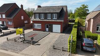 Bent u op zoek naar een ruime gezinswoning in een rustige, groene omgeving? Dan is deze open bebouwing op een perceel van maar liefst 1477 m²...