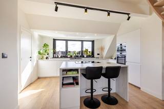 <p><span>Topper! Instapklaar duplexappartement met garagebox!</span></p><p><span>Dit appartement is rustig gelegen en toch vlot bereikbaar, en vlakbij handel en scholen!</span></p><p><span>De troeven van dit appartement zijn absoluut de locatie, het fantastisch goed EPC 54 kWh/(m²jaar)! en de inrichting!</span></p><p><span>Het appartement is gelegen op de tweede en derde verdieping en werd gerenoveerd in 2023.</span></p><p><span>Alle materialen werden met zorg gekozen. Het appartement straalt ontzettend veel warmte en gezelligheid uit, en het is ontzettend lichtrijk!</span></p><p><span>Op de tweede verdieping is er de inkomhal, met apart toilet, de woonkamer met een grote open keuken met eiland en quooker kraan (!) en aansluitend een bergruimte.</span></p><p><span>Op de derde verdieping bevinden zich 2 slaapkamers en een badkamer met douche en toilet.</span></p><p><span>Er is verwarming of koeling met de lucht-lucht warmtepomp. Er hoort een kelder bij en een garagebox.</span></p><p><span>Bent u op zoek naar een warme en gezellige thuis, in het centrum van Heusden, die voldoet aan de huidige energienormen? Dan is deze zeker iets voor u!</span></p><p><span>Neem contact op om uw bezoek te plannen.</span></p><p><span>EPC 54 kWh/(m²jaar), uc 3910237; Si in aanvraag; P-score A, G-score A; B</span><span>estuursmaatregelen in het maatregelenregister: nee.</span></p><p><span> </span></p>