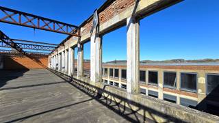 Imposante fabrieksite en voormalige Weverij Napoléon Annicq-Willems, die zijn oorsprong vindt in 1924 en het rijke industriële verleden van Ronse, de parel van de Vlaamse Ardennen. Ronse profileert zich, als taalgrensstad, als een cultuur-toeristisch centrum van waaruit men de natuur van de Vlaamse Ardennen en de Pays des Collines kan ontdekken. Daardoor is dit een trekpleister en vestigingsplaats voor jonge gezinnen, creatieve geesten en oudere koppels die een actieve levensstijl beogen. De site heeft een besloten karakter, waardoor privacy 1 van de uit te spelen troeven is. De goede bereikbaarheid naar het centrum en het behoudt van het authentieke karakter, zijn functionele architectuur met strak afgelijnde bouwlagen, de smidse en het ketelhuis zorgen voor extra troeven! De site komt met een instapklare conciërgerie, diverse garages, kelderruimtes en mogelijkheden tot dakterrassen. Appartementen en lofts zijn vanwege brandveiligheid niet haalbaar, maar meerdere huizen behoren wel tot de mogelijkheid. De site werd reeds in casco toestand gebracht, wat een aanzienlijke kost uitspaart. Door zijn bruikbare oppervlakte van om en bij de 2500 m² en zijn perceel van 1209 m², kan je hier jouw referentieproject creëren!