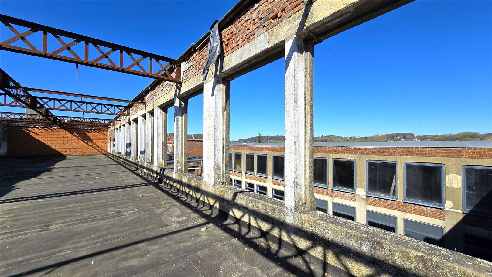 Voormalige fabrieksite met conciërgewoning - foto 2