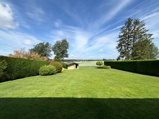 <p><span>VIAGER OCCUPE. Située au calme, au coeur de la campagne de Ath, superbe villa de plain pied offrant deux chambres, un garage et un grand jardin. Il est vendu en viager occupé sur deux têtes (86 ans). Bouquet de 50 000 €. Rente de 900 € par mois pendant 10 ans indexée et usufruit A VIE. En cas d'abandon de l'usufruit, rente complémentaire de 1200 € indexés. Elle se compose d'un hall d'entrée vers le grand et lumineux séjour de 30 m² donnant accès à la terrasse et au grand jardin équipé d'un chalet de jardin. Une cuisine équipée de 10 m² et son cellier attenant. Via le hall de nuit, deux belles chambres de 15 et 8 m². Une salle de bain équipée d'une baignoire, d'un meuble évier et d'une cabine de douche. WC séparé. A l'étage, un bel espace aménageable de 20 m² offrant la possibilité d'accueillir une chambre supplémentaire. Garage avec porte sectionnelle électrique. Châssis double vitrage bois. CC au mazout. Adoucisseur d'eau. Portail électrique. Système de caméra de surveillance. PEB E. Bouquet, frais d'agence et frais d'acquisitions payables à l'acte. Infos et visites au 02/355.50.55.</span></p>