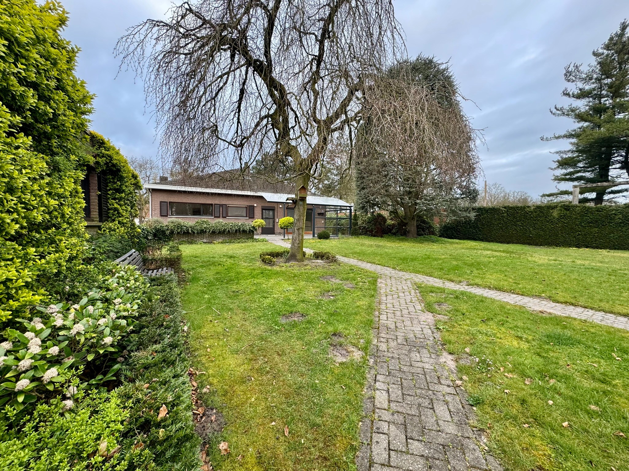 Vrijstaande woning met 3 slaapkamers en prachtige tuin - foto 2