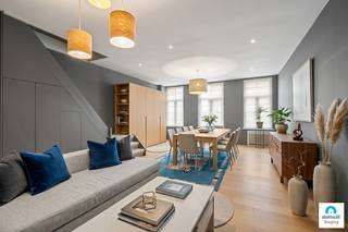 Roeselare-stadskern. Polyvalente BURGERWONING / HANDELSHUIS in 2 delen : exclusief commercieel pand gelijkvloers met tuin en uniek triplex appartement met 2-3 slaapkamers. Verhuurd met mooi rendement ! <br /><br />Unieke opportuniteit WONEN / WERKEN op topligging. Dichtbij de Markt, de Noordstraat, 't station...parking de Munt,<br />parking de Ooststraat. Laden en lossen, net voor de deur. Een parel voor de toekomst !! <br />> 300m2 bebouwd <br /><br />Voor uzelf, gedeeltelijk of geheel en / of als investering op lange termijn. Epc D voor het commercieel pand.<br />Geen renovatieverplichting.<br /><br />De voorgevel staat op erfgoed en dateert van 1930. Dit historisch pand met charmant balkon kreeg een volwaardige renovatie.<br />Als kers op de taart, een stadstuin van 185m2.<br /><br />Gelijkvloers ,huidige horecazaak +/- 170m2<br />Interieur werd recent vernieuwd in Scandinavisch hout met een hoogstaande afwerking. +/- 32 zitplaatsen met keuken en bar...<br />Verder zijn er toiletten, aparte grote bergingen, kelder, en een verrassende binnentuin met ommuring.<br />Tal van mogelijkheden kunnen hier enkel voor extra meerwaarde zorgen. VERHUURD onder handelshuur te bespreken.<br /><br />Triplex appartement / LOFT +/- 135m2 <br />Via aparte voordeur en trap komt u in een ruim lichtrijk appartement, leefkeuken met lichtstraat en comfortabele leefplaats,<br />masterbedroom met ensuite een ruime badkamer met ligbad, dubbel lavabomeubel, douche en toilet. Ingemaakte kasten.<br />Op het 2de. Slaapkamer 2 met dressing en doorloopkamer 3 (=overloop). Kan dienst doen als bureel of polyvalente kamer.<br />VERHUURD<br /><br />Laat u verrassen en maak een persoonlijke rondleiding met ons ter plaatse.<br />Neem vandaag nog contact met ons op, we begeleiden u graag met aansluitend vastgoedadvies naar uw wensen. 051 62 40 40