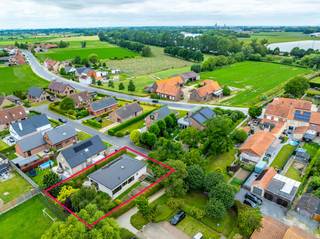 Zoek je een alleenstaande en gelijklvoerse woning te koop in Zillebeke, waar je kan genieten van rust, zicht op groen en die toch centraal gelegen is? Deze vrijstaande gezinswoning op een zuidgericht perceel van 555m² is droomvastgoed voor wie zorgeloos wil wonen in een kindvriendelijke omgeving. De woning bevindt zich op het einde van een doodlopende straat in een rusitge wijk in de dorpskern van Zillebeke. Tevens heb je een vlotte verbinding naar het centrum van Ieper. <br /><br />INDELING: <br />Gelijkvloers: Inkomhal met apart toilet en vestiaire - Ruime en lichtrijke woonkamer voorzien van extra houtkachel - Aansluitende keuken voorzien van bass comfort - Nachthal met toegang tot de badkamer voorzien van lavabo, bad en douche - Master Bedroom - Slaapkamer 2 - Slaapkamer 3 - Ruime garage met plaats voor wasmachine en droogkast. <br /><br />Verdiep +1: Ruime zolderruimte toegankelijk via de garage. <br /><br />Buiten: Aangelegde voor en achtertuin. Leuk vertoeven. <br /><br />ALGEMEEN: <br />- EPC: 218 kWh/(m²/jaar) - C-Label <br />- 12m² Zonnepanelen (2.205wp) <br />- Zeer rustig gelegen op wandelafstand van slagerij, broodautomaat Wouter en speelpleintje <br />- Zillebeke vijver toegankelijk via fietsroutes<br />- Vlotte verbinding met Ieper centrum<br />- Zuidgerichte tuin <br /><br /><br />De eigendom wordt aangeboden via de Pre-sale formule. Van 15/09/2026 om 14:00 tot 19/09/2026 om 12:00 kan u het huis op afspraak komen bezichtigen en een bod uitbrengen. De vermelde prijs is een instelprijs. Voor meer info, gelieve contact op te nemen met de dossierverantwoordelijke.<br /><br />Bestuursmaatregelen in het maatregelenregister: nee