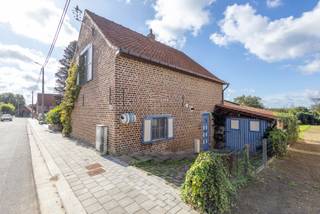 <p>Op zoek naar een charmante woning met een aangename tuin en een rustige ligging?</p><p>Deze woning in Dilbeek (Sint-Ulriks-Kapelle) ligt op wandelafstand van het centrum, met winkels, voorzieningen en dagelijkse faciliteiten binnen handbereik. De woning biedt een gezellige leefruimte, twee ruime slaapkamers en een zonnige tuin.</p><p>Via de inkomhal, voorzien van een handige bergplaats en een apart toilet, kom je in de gezellige leefruimte. De woonkamer geniet van een aangename lichtinval en beschikt over een open haard, en sluit aan op de ingerichte keuken met eethoek. Vanuit de keuken heb je rechtstreeks toegang tot de veranda, die een mooi zicht biedt op de tuin en zorgt voor een fijne verbinding tussen binnen en buiten. Op dit niveau bevindt zich ook een badkamer met zowel douche als ligbad.</p><p>Op de bovenverdieping bevinden zich twee ruime slaapkamers van 21 m² en 12 m², een berging en een apart toilet.</p><p>Daarnaast beschikt de woning over een handige stockagezolder.</p><p>Ook buiten valt er heel wat te genieten. De tuin van 175 m² is zuidwest georiënteerd en biedt een aangenaam zicht op het groen.</p><p>De garage is vooral praktisch als fietsenstalling, bergruimte of voor het opbergen van tuinmateriaal. Daarnaast is er parkeergelegenheid buiten.</p><p>De woning beschikt over hoogrendementsbeglazing en centrale verwarming op gas. Het EPC bedraagt 367 kWh/m², goed voor een label D (geen renovatieplicht).</p><p>De rustige en groene omgeving van Sint-Ulriks-Kapelle is ideaal voor wie graag rustig woont, maar toch een vlotte verbinding met Brussel wil behouden. Scholen, winkels en belangrijke invalswegen bevinden zich in de nabije omgeving.</p><p>Een gezellige woning met karakter, een zonnige tuin en een fijne ligging op wandelafstand van het centrum van Sint-Ulriks-Kapelle. Ontdek zelf de charme van deze woning en neem contact op met Living Stone voor een bezoek.</p>
