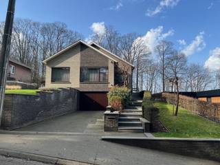 Perfect onderhouden woning met prachtige tuin, zolder, volledig onderkelderd en grote garage.Op de gelijkvloerse verdieping bevinden zich: de...