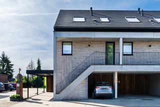 Interesse? Registreer je via volgende link: https://m3-zwijndrecht.mijnhuurprofiel.be/property/6eff6b18-ba13-407b-b3b0-6a852f15b47c. Daarna bellen we je op voor een afspraak in te plannen. Of klik op "ik stel me kandidaat" en vul al je gegevens in<br /><br />Welkom te Laarstraat 111, Zwijndrecht.<br />Hier vinden we een recent duplexappartement gelegen op de eerste verdieping. Het appartement is gelegen vlakbij invalswegen richting Antwerpen en Sint-Niklaas.<br />Met de tram geraak je in no-time in Antwerpen centrum.<br /><br />Via een een gemeenschappelijke buitentrap en -hal komen we aan de voordeur.<br />Dit appartement heeft een eigen <strong>inkomhal</strong> met<strong> apart toilet</strong>. Van hieruit hebben we toegang tot de ruime en lichtrijke <strong>woonkamer</strong>. Er is een volledig ingerichte <strong>open keuken</strong> met spoelbak, ijskast, combi-oven en vaatwasser. Aan de keuken is er ook nog een <strong>bergplaats</strong>. Zie je het zuid-gerichte<strong> terras</strong>? Hier is het heerlijk vertoeven!<br /><br />Via de trap komen we op de duplexverdieping met <strong>2 slaapkamers</strong> (ca. 9m2 en 6m2) en een moderne <strong>badkamer</strong>.<br /><br />Alle ruimtes zijn hoogwaardig afgewerkt en reeds geschilderd.<br />Bij dit appartement hoort ook een <strong>autostaanplaats</strong>.<br /><br />Dit uiterst energiezuinige appartement is beschikbaar vanaf 15/10/2026.<br />Er is een <strong>gemeenschappelijke fietsenberging</strong> aanwezig.<br /><br /><u><strong>Kosten:</strong></u>
<ul>
	<li>Gemeenschappelijke kosten: €15/maand</li>
	<li>Huurwaarborg 3 maanden.</li>
	<li>Plaatsbeschrijving: elke partij betaalt de helft</li>
	<li>Optioneel gemeubeld te huren (+€250/maand)</li>
</ul>
EPC: 78,87 kWh/m2jaar