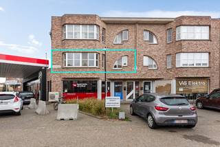 Centraal gelegen appartement op de 1eV op wandelafstand van verschillende winkels, scholen en het openbaar vervoer!  Er is parkeergelegenheid in de straat.  <br /><br />Dit eigendom werd gebouwd in 1990 en werd steeds goed onderhouden.  Het is volledig asbest vrij en heeft een goede EPC score: Label B.  De indeling is als volgt: 1eV: een inkomhall, een woonkamer, een keuken, een apart toilet, een berging, een badkamer met 2e toilet en 3 slaapkamers. <br /><br />Er is geen lift aanwezig.  Momenteel is het appartement verhuurd.  De gemeenschappelijke kosten bedragen €30,-/maand. <br /><br />Voor meer info of een bezichtiging ter plaatse kan u ons contacteren via 03 459 99 99 of info@leximmo.be!