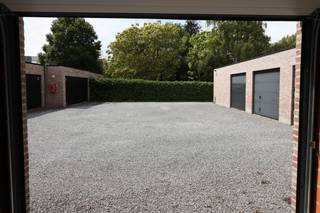 IN OPTIE Garage gelegen achter recent gebouw aan de Villerslei. Sectionale poort...