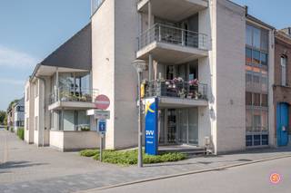 Op een uitstekende locatie in het centrum van Puurs bevindt zich dit ruime en verzorgde kantoor/handelszaak. De centrale ligging zorgt voor visibiliteit en een vlotte bereikbaarheid, tevens is er voldoende openbare parking in de Reststraat. <br /><br />Bij het betreden van het pand, komen we terecht in een wachtruimte. Verder is er een ruime open ruimte dat kan functioneren als hoofdkantoorruimte of winkel, wat zorgt voor een aangename werkomgeving. Daarnaast zijn er twee afzonderlijke kantoorruimtes. Als extra is er nog een keuken, berging en een apart toilet. De toegang tot het pand is rolstoeltoegankelijk.<br /><br />Het pand is momenteel volledig ingericht als kantoor en verkeert in een uitstekende, instapklare staat. Daarnaast is er ook een mogelijkheid om een bestemmingswijziging aan te vragen tot appartement.<br /><br />Een extra troef is de garagebox, een absolute meerwaarde op deze centrale ligging. Daarnaast is er ook veel parkeermogelijkheid in de buurt van het kantoor.<br /><br />Met een gunstig EPC-label A is het pand bovendien energiezuinig, wat zorgt voor een beperkte energiekost.<br /><br />Achteraan bevindt zich een kleine tuin, waar je in alle rust een pauze kan nemen.<br /><br />Dit pand kan tevens gehuurd worden.<br /><br />Heb je interesse in deze commerciële ruimte op toplocatie?<br />Neem gerust contact op via yordi@julimmo.be of 03 303 39 36.