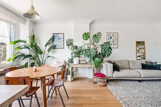 Gunstig gelegen, gerenoveerd 2 slaapkamer appartement met privatieve tuin!<br /><br />Dit appartement is gelegen op de tweede verdieping van het kleinschalig gebouw met lift.<br /><br />Het appartement beschikt over een ruime inkomhal die toegang geeft tot de verschillende ruimtes.  De leefruimte geniet dankzij de grote raampartijen van veel lichtinval. De volledig geïnstalleerde keuken is vooraan gelegen in het appartement. <br /><br />Het appartement is volledig voorzien van een prachtige parketvloer!<br /><br />Verder bevinden zich er nog 2 ruime slaapkamers. (14m² en 10m²)<br /><br />Er is ook nog een aparte toiletruimte en een gerenoveerde badkamer die voorzien is van een bad met douchefunctie, lavabo, handdoekwarmer en de aansluiting voor de wasmachine.  <br /><br />Tot slot is er nog een ruime berging waar ook elektriciteit is voorzien, ideaal voor een elektrische fiets!<br /><br />Achteraan op het gelijkvloers bevindt zich de tuin, waar je privatief gebruiksrecht over hebt!<br /><br />Pluspunten:<br /><br />+ Leuke locatie nabij winkels, scholen, openbaar vervoer, parken, zwembad, speeltuinen, belangrijke invalswegen, etc.<br />+ Zéér Gunstige EPC-score mede dankzij de hoogwaardige beglazing!<br />+ Dak en elektriciteit conform<br />+ Privatieve tuin<br />+ Veel lichtinval<br />+ Lift<br /><br />Heeft u interesse en wenst u graag een bezoek ter plaatse in te plannen? Surf naar www.vbvastgoed.be of bel ons op het nummer 03 337 50 70.