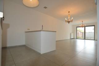 TE KOOP: Ruim en energiezuinig appartement met zonnig terras & ondergrondse autostaanplaats in het hart van Ronse (Hoogstraat 37)<br /><br />Ontdek dit recent en instapklaar appartement (bj. 2014), rustig gelegen in het centrum van Ronse, op wandelafstand van winkels, scholen en openbaar vervoer. Dankzij de zuidgerichte oriëntatie geniet u hier van veel licht en een aangenaam zonnig, afgesloten terras — ideaal om te ontspannen in alle privacy.<br /><br />INDELING:<br />Inkomhal <br />Gastentoilet <br />Badkamer met ligbad/douchecombinatie <br />2 volwaardige slaapkamers <br />Berging/wasplaats <br />Volledig ingerichte keuken <br />Ruime, lichtrijke leefruimte met toegang tot het terras <br />Zonnig terras met mooi uitzicht <br />Gemeenschappelijke afvalberging & fietsenstalling <br /><br />TROEVEN:<br />- Bouwjaar 2014 <br />- Conforme elektrische keuring <br />- Energiezuinig appartement <br />- Lichtrijk en ruim (± 105 m² bewoonbare oppervlakte) <br />- Dubbele beglazing & centrale verwarming op gas <br />- Zeer ruim, zonnig terras <br />- Ondergrondse autostaanplaats verplicht mee aan te kopen (€ 15.000) <br />- Ideale investeringseigendom – momenteel verhuurd <br />- Nabij winkels, scholen en centrum Ronse <br /><br />Perfect als investering of voor eigen bewoning!<br /><br />Contacteer ons voor meer info of een bezoek: lore@immoboss.be — dit lichtrijk en instapklaar appartement zal u zeker weten te charmeren.<br /><br /><br />