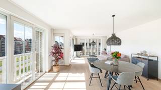 Op een absolute toplocatie te Heist, in de gegeerde Graaf d’Ursellaan, verkopen wij dit prachtig appartement dat uitblinkt in licht, ruimte en comfort. Dankzij de hoekligging geniet u hier van mooie, open zichten en een overvloed aan zonlicht. Energiezuinig met een energielabel A.<br /><br />Het appartement ligt net achter de Zeedijk waardoor u geniet van een optimale oriëntatie naar het zuiden. Een absoluut vakantiegevoel met het strand en de duinen om de hoek. <br />Een bewoonbare oppervlakte van ca.116 m² wat interessant is voor zowel vaste bewoning als tweede verblijf. <br /><br />Indeling: inkomhal met gastentoilet, fantastische leefruimte met parket en toegang tot het zonneterras, halfopen keuken met alle nodige toestellen, een praktische berging met wasmachine-aansluiting. Verder nog 3 volwaardige slaapkamers met elk hun badkamer.<br />Algemene fietsenstalling in het gebouw en een privatieve kelder inbegrepen in de prijs.<br /><br />Een zeldzame kans op een absolute toplocatie.<br /><br />Bezoeken of meer informatie?<br />Contacteer Sacha Vanrafelghem op GSM 0487/43.79.10.