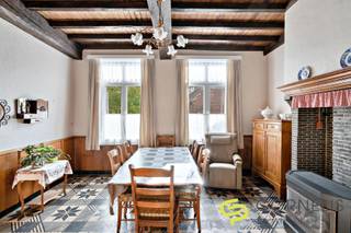 Cette ferme historique et classée est un joyau unique sur le marché de l'immobilier.Sous réserve des rénovations nécessaires, elle pourrait devenir...