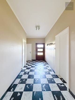 Met zijn leuke indeling en vintage stijl biedt deze woning zeer veel mogelijkheden.<br />Momenteel situeren alle leefruimtes zich op één verdiep, maar de zolderverdieping biedt voldoende uitbreidingmogelijkheden.<br />Gezien de woning ook grotendeels onderkelderd is, is er aan extra ruimte geen gebrek.<br />Indeling :<br />- ruime inkomhall met mogelijk tot plaatsen vaste trap<br />- gastentoilet<br />- ruime en lichtrijke living in L-vorm (45m²)<br />- keuken<br />- vernieuwde badkamer met ligbad en douche<br />- twee slaapkamers (13 &amp; 20m²)<br />- kelderverdieping met garage, wasplaats en berging<br />- zolderverdieping met mogelijkheid bijkomende slaapkamers<br />Rondom de woning bevindt zowel vooraan, als achteren een oprit- en tuingedeelte.<br />Maak nu uw afspraak om deze leuke woning en haar mogelijkheden te ontdekken.