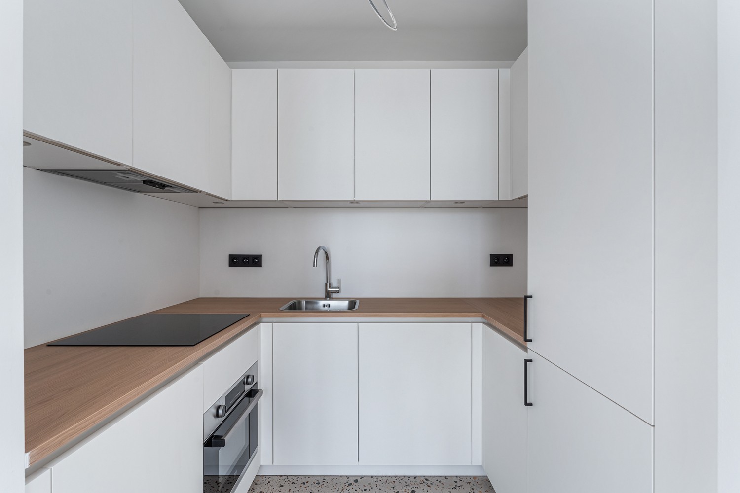 Gelijkvloers en gerenoveerd appartement met 1 slaapkamer en een ruim terras nabij het station van Leuven! - foto 4