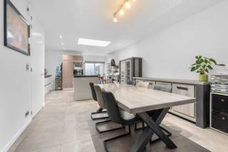 Ontdek deze mooie, volledig gerenoveerde woning in het hart van Ardooie, ideaal voor starters of een jong gezin.<br />Op het gelijkvloers geniet u van een gezellige leefruimte met open, volledig ingerichte keuken, een praktische kelder en een badkamer op de benedenverdieping.<br />Op de bovenverdieping bevinden zich twee volwaardige slaapkamers en een zolder, die kan dienen als extra bergruimte.<br />Buiten is er een aangename tuin met een ruime berging.<br /><br />Extra troef: de woning beschikt over een gunstig EPC-label B, wat zorgt voor een energiezuinige en toekomstgerichte woning.<br /><br />Een instapklare woning met alle comfort, rustig gelegen en toch dichtbij alle voorzieningen. Ideaal als starterswoning!<br /><br />Bruikbare vloeroppervlakte volgens EPC: 147 m2<br />EPC: 155 kWh/m2 (UC: 0003775824)