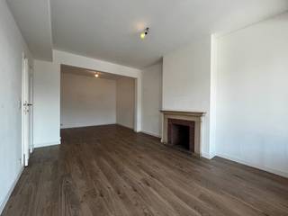 Avenue Louise, between the Louise metro station and Place Stéphanie, on the 2nd floor of a quiet building (inner block), beautiful 57 m²...