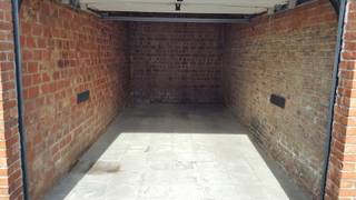 <p>Ben jij op zoek naar een plek om uw auto, fietsen en/of waardevolle spullen te stallen? Of hebt u interesse in een investering zonder zorgen? Dan bent u hier aan het juiste adres!</p>
<p>Deze garagebox bevindt zich op een praktische locatie in de Hobokense wijk Moretusburg. Dankzij de centrale ligging en vlotte verbinding richting Hoboken-Centrum en Antwerpen vormt dit de ideale parkeer- of opslagoplossing voor buurtbewoners en pendelaars.</p>
<p>Via de private doorrit bereikt u de garagebox met een praktische sectionale poort. Deze heeft een oppervlakte van maar liefst 14 m².</p>
<p><strong>Momenteel verhuurd </strong>à € 80,00/maand wat zorgt voor € 960,00 op jaarbasis. Dir resulteert in een rendement van 4,85 %.</p>
<p><strong>Technische gegevens: </strong>De doorrit is +/- <strong>2 meter breed</strong>. De maximale hoogte is +/- <strong>3 meter</strong>.</p>
<p><strong>Stedenbouwkundige inlichtingen, bodemattest en asbestattest in aanvraag. Bevindt zich niet in een risicozone voor overstromingen (P- en G-score B). </strong></p>