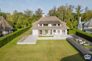 <p><span>Rietgedekte villa met luxueus poolhouse voorzien van een indoorzwembad en wellness</span></p><p><span> </span></p><p><span>De villa beschikt over een volledig uitgerust poolhouse met indoorzwembad, sauna en jacuzzi, en biedt dankzij de ruime terrassen en onderhoudsvriendelijke tuin volop mogelijkheden om zowel binnen als buiten te genieten.</span></p><p><span> </span></p><p><span>Gelijkvloers</span></p><p><span>De villa is bereikbaar via een ruime oprit met automatische schuifpoort.</span></p><p><span>Binnenkomen doet u in de statige inkomhal op dambordpatroon voorzien van een vestiaire met gastentoilet en handenwasser. Karaktervolle gietijzeren deuren geven toegang tot de ruime en lichtrijke leefruimte.</span></p><p><span>De leefruimte heeft een moderne gashaard en geniet dankzij de grote raampartijen van een mooi zicht op de tuin. </span></p><p><span>Aparte, te renoveren, leefkeuken met ontbijthoek en werkeiland en aansluitend een praktische bijkeuken.</span></p><p><span>Op het gelijkvloers bevindt zich nog een afzonderlijke polyvalente ruimte die zich uitstekend leent als bureau, hobbyruimte of extra slaapkamer.</span></p><p><span> </span></p><p><span>Eerste verdieping</span></p><p><span>Via een open trap bereikt u de vide op de eerste verdieping dewelke toegang geeft tot 3 slaapkamers waarvan een complete aparte masterunit met ensuite badkamer voorzien van een ligbad, inloopdouche, dubbel lavabomeubel en toilet.</span></p><p><span>De tweede en derde slaapkamer delen een ruime badkamer, uitgerust met een dubbel lavabomeubel, douchecabine, ligbad en toilet.</span></p><p><span> </span></p><p><span>Kelder</span></p><p><span>Via de keuken is er toegang tot de kelder, waar de technische installaties van de woning zijn ondergebracht. Daarnaast beschikt de woning over een kruipkelder. </span></p><p><span> </span></p><p><span>Tuin</span></p><p><span>De echte troef van deze villa is zonder twijfel het volledig ingerichte poolhouse. De onderhoudsvriendelijke tuin met optimale zonoriëntatie is aangelegd met ruime terrassen en vormt samen met het poolhouse een heerlijke plek om te ontspannen en gasten te ontvangen.</span></p><p><span>Het poolhouse beschikt over een indoorzwembad, jacuzzi, sauna, inloopdouche, ligbad en toilet. Daarnaast is er een technische ruimte met kelder.</span></p><p><span>Dankzij het bijzondere ontwerp van het poolhouse kunnen het dak en de ramen volledig worden geopend, waardoor u bij mooi weer een uniek gevoel van buitenleven ervaart.</span></p><p><span>Een karaktervolle en bijzonder complete villa waar ruimte, privacy, ontspanning en luxe op een harmonieuze manier samenkomen.</span></p><p><span> </span></p><p><span>Bijzonderheden</span></p><p><span>-Gelegen vlakbij uitvalswegen en het centrum</span></p><p><span>-Ruime oprit</span></p><p><span>-Wonen en werken aan huis</span></p><p><span>-Veel natuurlijk lichtinval</span></p><p><span>-Kelder en kruipkelder onder de woning</span></p><p><span>-Poolhouse met indoorzwembad, sauna en jacuzzi’s </span></p><p><span>-Potentieel van de woning mits opfrissing/ renovatie</span></p><p><span> </span></p>