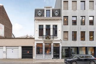 Gelegen op het bruisende Antwerpen Zuid, biedt deze instapklare woning het perfecte samenspel van comfort, stijl en locatie. De prachtige...