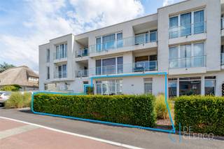 <p><span>Dit ruim en lichtrijk appartement is gelegen in de verzorgde residentie Camelia, op een strategische locatie met een uitstekende bereikbaarheid nabij het Liedemeerspark. In de onmiddellijke omgeving bevinden zich scholen, winkels e.d. Dankzij de bushalte voor de deur is het centrum van Gent bovendien vlot bereikbaar. Ook met de fiets bereikt u het stadscentrum in 15 minuten. </span></p><p><span>De residentie onderscheidt zich door haar moderne architectuur, verzorgde gevel en goed onderhouden gemeenschappelijke delen. </span></p><p><span>Via de inkomhal met vestiaire en afzonderlijk toilet betreedt u het appartement. Door de glazen schuifdeur komt u in de grote, lichtrijke leefruimte. De combinatie van de warme beige tinten, natuurlijke lichtinval, fraaie houten parketvloer en het aangename uitzicht op het groen zorgt hier voor een bijzonder rustige en aangename woonomgeving. De leefruimte sluit rechtstreeks aan op het terras aan de voorzijde, met zicht op de eerste tuin. De open keuken vormt een mooi geheel met de living en is uitgerust met de nodige toestellen en landelijke maatkasten die harmonieus aansluiten bij de stijl van het appartement. Aansluitend bevindt zich een praktische, koele berging/wasplaats met voldoende ruimte voor extra toestellen, zoals een vriezer en opbergrekken. Verder beschikt het appartement over een efficiënt ingedeelde badkamer met zowel een inloopdouche als ligbad en een lavabomeubel. De drie volwaardige slaapkamers maken het appartement ideaal geschikt voor gezinnen, maar bieden ook de nodige ruimte voor een bureau, dressing of hobbykamer. </span></p><p><span>Een van de absolute troeven van dit appartement is de uitzonderlijke buitenruimte. Naast het terras en de tuin aan de voorzijde beschikt het pand aan de achterzijde over een tweede ruime tuin met terras én tuinberging. Dit is perfect geschikt voor wie in alle rust en privacy van het buitenleven wil genieten. Tot slot beschikt het appartement over een ondergrondse, afgesloten garage, die extra parkeergelegenheid biedt, maar eveneens bijkomende bergruimte creëert. </span></p><p><span>Met een EPC-label A en een conform elektriciteitsattest voldoet het appartement aan de hedendaagse vereisten. Dankzij het uitstekend onderhoud is het appartement volledig instapklaar. </span></p><p><span>Een ruim en energiezuinig appartement met 3 slaapkamers, 2 tuinen, 2 terrassen, een gunstige ligging nabij Gent én een ondergrondse afgesloten garage is bijzonder uniek op de markt. Dit alles wordt aangeboden voor een vraagprijs van € 495.000, excl. verkooprechten. Aarzel niet en maak meteen uw afspraak via anais@vastgoed-dc.be of via de website. </span></p>