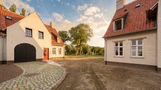 <span>Gelegen in het landelijke Lapscheure, een deelgemeente van Damme, bevindt dit woonproject zich in een rustige en landelijke omgeving. Het erf grenst aan de kerk van Lapscheure en aan drie monumentwoningen die worden gerestaureerd. De combinatie van het rustig landelijke karakter van het dorp, samen met de vlotte bereikbaarheid naar de centrumsteden, Damme en Knokke-Heist, maakt deze ligging zo aantrekkelijk.<br /><br /><strong>Woning 2</strong></span><br />259 m² woonoppervlakte · 535 m² perceel · 4 slaapkamers · dressing · 807.000 € (excl. verkooprechten, btw en kosten).<br /><br />Een zeer ruime landelijke woning met een mooie uitgesproken architectuur.<br /><br />De extra breedte van de woning levert boven een vierde slaapkamer op, met twee badkamers, dressing, apart toilet en technische ruimte. Beneden lopen inkom, leefruimte en eet- en kookplaats vloeiend in elkaar over, met de tuin- en fietsberging en de garage inpandig aan de erfzijde.<br /><br />Prachtige privé buitenruimtes met een terras van ca. 35 m² en een tuin van ca. 367 m². <br /><br />Op 535 m² grond, vier slaapkamers en een volledige luxe afwerking is dit de ideale woning voor ruimere gezinnen. <br /><br /><span>De zolder kan perfect ingevuld worden met extra slaapkamer, hobbyruimte of als bergruimte.<br /><br />Heeft u interesse in deze woning? Contacteer ons via 050 60 60 78 of info@immonano.be. </span>