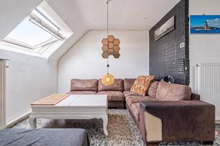 Voor meer info en foto’s, surf naar www.swevers.be – Dit appartement bevindt zich op de 2de verdieping van een gebouw uit 1990, gelegen aan de Hasseltsesteenweg 72 bus 4 in Beringen. Met een bewoonbare oppervlakte van 61 m² biedt het een compacte en functionele indeling, ideaal voor wie een starterswoning of investering zoekt. Het lopende huurcontract is opgezegd en loopt af in oktober. De inkomhal geeft toegang tot alle ruimtes. Aan de linkerzijde bevindt zich de leefruimte van 15 m² met aansluitend een terras van 5 m², wat zorgt voor een aangename buitenruimte. De naastgelegen keuken van 3,75 m² wordt aangevuld met een praktische berging. Aan de voorzijde van het gebouw beschikt het appartement ook over een privé parkeerplaats. Centraal in het appartement bevinden zich een apart toilet en de badkamer. Aan de rechterzijde liggen twee slaapkamers van respectievelijk 6,10 m² en 4,62 m², geschikt als slaap-, werk- of hobbyruimte. Het appartement is op te frissen, wat de mogelijkheid biedt om het volledig naar eigen smaak in te richten. De ligging is een extra troef: openbaar vervoer op 150 meter, winkels en horeca op 500 meter, scholen binnen 1 km en vlotte verbinding naar de snelweg op 4 km. Voor meer informatie, bel 011 255 155. Bron bewoonbare oppervlakte: EPC – verslag.