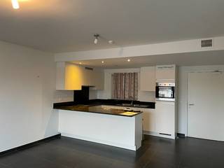 Dit prachtige villa-appartement in Melle is een unieke kans voor wie op zoek is naar luxe en comfort. Gelegen in een modern gebouw, biedt dit appartement alles wat je nodig hebt voor een aangename woonervaring.<br /><br />Het appartement beschikt over een ruime woonkamer met veel natuurlijk lichtinval en een open keuken. Vanuit de woonkamer heb je toegang tot een gezellig terras waar je heerlijk kunt genieten van de zon en het uitzicht op de omgeving. <br /><br />Daarnaast is er een lift aanwezig in het gebouw, wat het makkelijk maakt om de woning te bereiken. Ook is er een garage waar je je auto veilig kunt parkeren.<br /><br />Het appartement heeft 1 slaapkamer en een badkamer met douche en toilet. De bewoonbare oppervlakte bedraagt 70.00 vierkante meter, waardoor je voldoende ruimte hebt om comfortabel te leven.<br /><br />Wat betreft energiezuinigheid scoort dit appartement uitstekend. Met een EPC-waarde van 90.00 en een energielabel A, ben je verzekerd van lage energiekosten en een duurzame leefomgeving.<br /><br />Kortom, dit appartement in Melle is een ideale plek om te wonen. Met alle voorzieningen binnen handbereik en een prachtig uitzicht, is dit een unieke kans die je niet mag missen.<br />Gelegen aan het Kerkplein met wekelijkse markt en in de nabijheid van winkels.<br /><br />Dit appartement is enkel geschikt voor senioren.<br /><br />alle info via immo@poppe.be